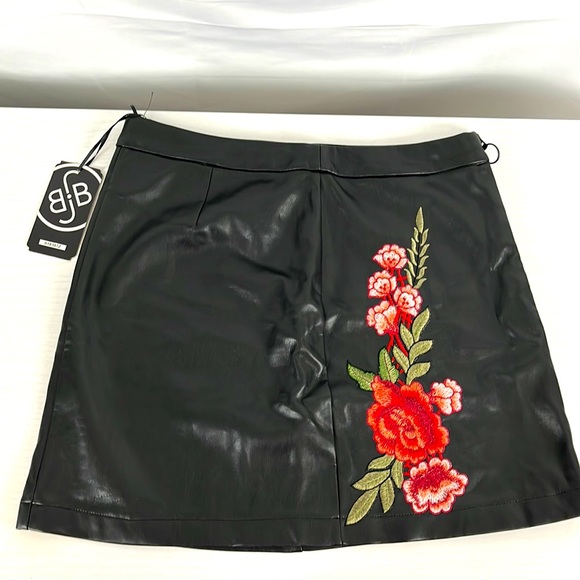 BoomBoom Jeans Black Red Rose Leather Skirt Size Medium - Picture 1 of 10